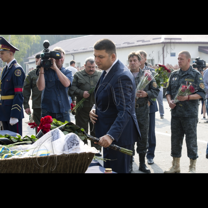 03 вересня 2015
Голова ВР України Володимир Гройсман взяв участь у церемонії прощання із військовослужбовцями Дмитром Сластніковим та Олександром Костиною, які загинули від отриманих поранень під час сутичок під будівлею Верховної Ради України 31 серпня (військова частина №3027 Національної гвардії України, с. Нові Петрівці).
