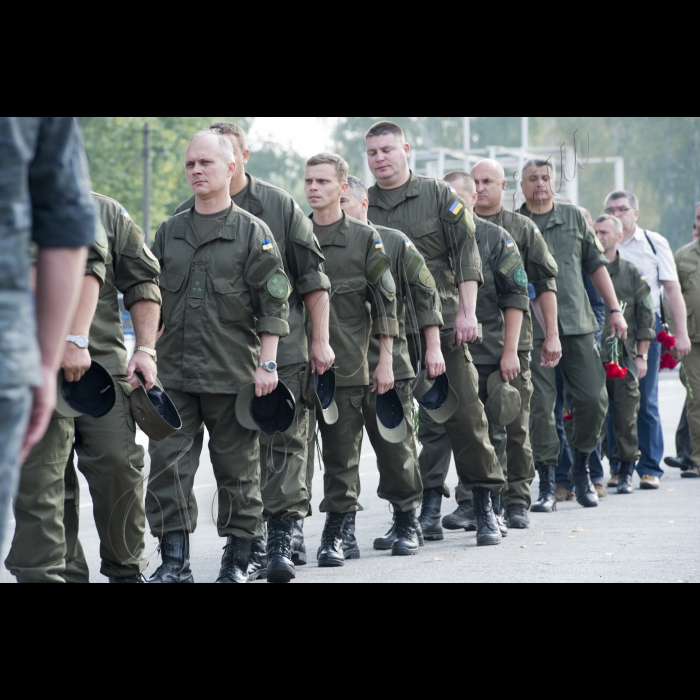 03 вересня 2015
Голова ВР України Володимир Гройсман взяв участь у церемонії прощання із військовослужбовцями Дмитром Сластніковим та Олександром Костиною, які загинули від отриманих поранень під час сутичок під будівлею Верховної Ради України 31 серпня (військова частина №3027 Національної гвардії України, с. Нові Петрівці).
