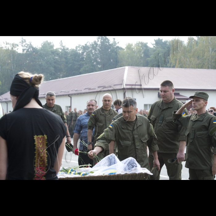 03 вересня 2015
Голова ВР України Володимир Гройсман взяв участь у церемонії прощання із військовослужбовцями Дмитром Сластніковим та Олександром Костиною, які загинули від отриманих поранень під час сутичок під будівлею Верховної Ради України 31 серпня (військова частина №3027 Національної гвардії України, с. Нові Петрівці).
