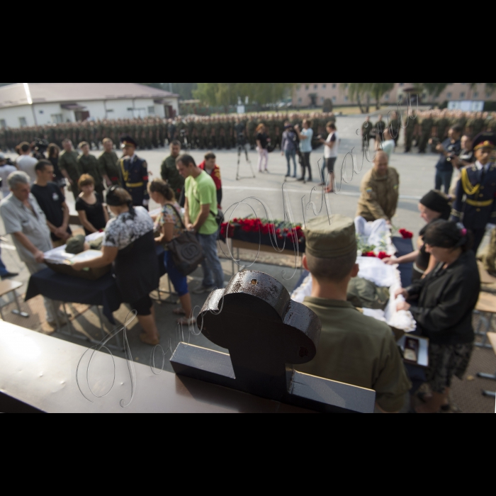 03 вересня 2015
Голова ВР України Володимир Гройсман взяв участь у церемонії прощання із військовослужбовцями Дмитром Сластніковим та Олександром Костиною, які загинули від отриманих поранень під час сутичок під будівлею Верховної Ради України 31 серпня (військова частина №3027 Національної гвардії України, с. Нові Петрівці).
