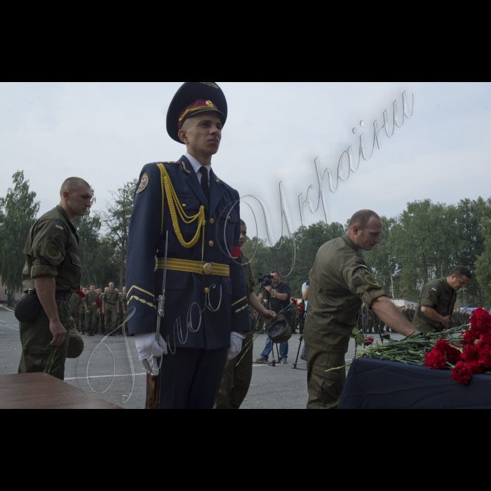03 вересня 2015
Голова ВР України Володимир Гройсман взяв участь у церемонії прощання із військовослужбовцями Дмитром Сластніковим та Олександром Костиною, які загинули від отриманих поранень під час сутичок під будівлею Верховної Ради України 31 серпня (військова частина №3027 Національної гвардії України, с. Нові Петрівці).

