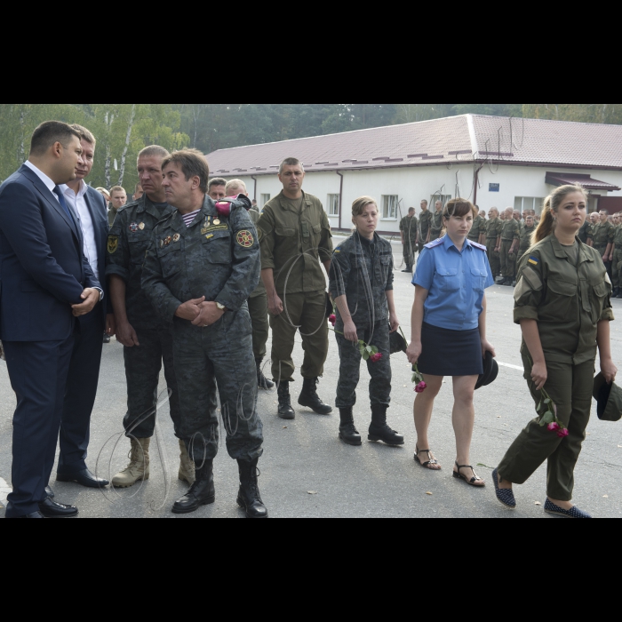 03 вересня 2015
Голова ВР України Володимир Гройсман взяв участь у церемонії прощання із військовослужбовцями Дмитром Сластніковим та Олександром Костиною, які загинули від отриманих поранень під час сутичок під будівлею Верховної Ради України 31 серпня (військова частина №3027 Національної гвардії України, с. Нові Петрівці).
Володимир Гройсман і народні депутати Андрій Гордєєв, Михайло Бондар і Юрій Тимошенко
