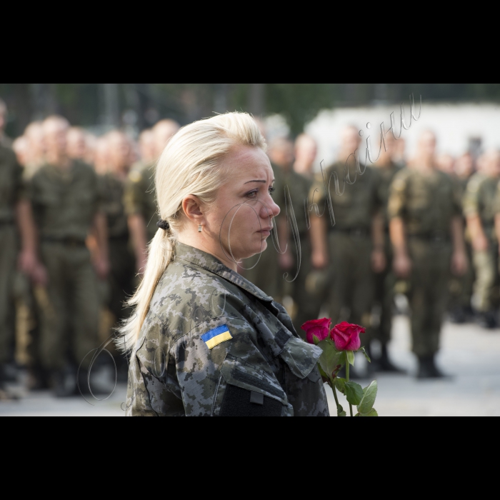 03 вересня 2015
Голова ВР України Володимир Гройсман взяв участь у церемонії прощання із військовослужбовцями Дмитром Сластніковим та Олександром Костиною, які загинули від отриманих поранень під час сутичок під будівлею Верховної Ради України 31 серпня (військова частина №3027 Національної гвардії України, с. Нові Петрівці).

