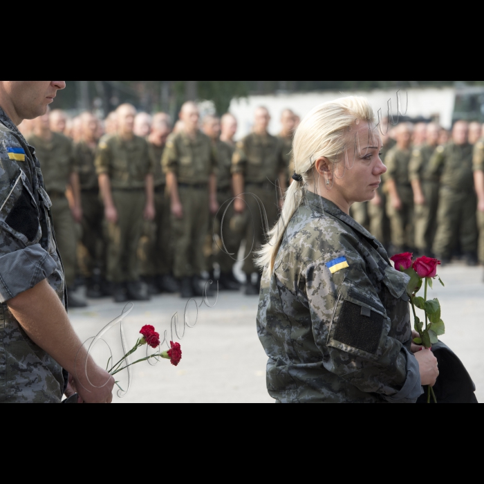 03 вересня 2015
Голова ВР України Володимир Гройсман взяв участь у церемонії прощання із військовослужбовцями Дмитром Сластніковим та Олександром Костиною, які загинули від отриманих поранень під час сутичок під будівлею Верховної Ради України 31 серпня (військова частина №3027 Національної гвардії України, с. Нові Петрівці).
