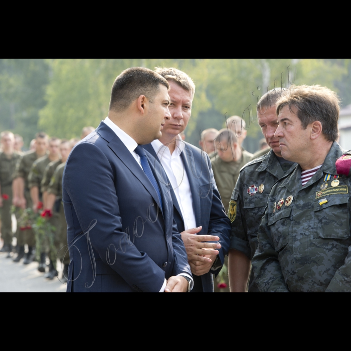 03 вересня 2015
Голова ВР України Володимир Гройсман взяв участь у церемонії прощання із військовослужбовцями Дмитром Сластніковим та Олександром Костиною, які загинули від отриманих поранень під час сутичок під будівлею Верховної Ради України 31 серпня (військова частина №3027 Національної гвардії України, с. Нові Петрівці).
Володимир Гройсман і народні депутати Андрій Гордєєв, Михайло Бондар і Юрій Тимошенко