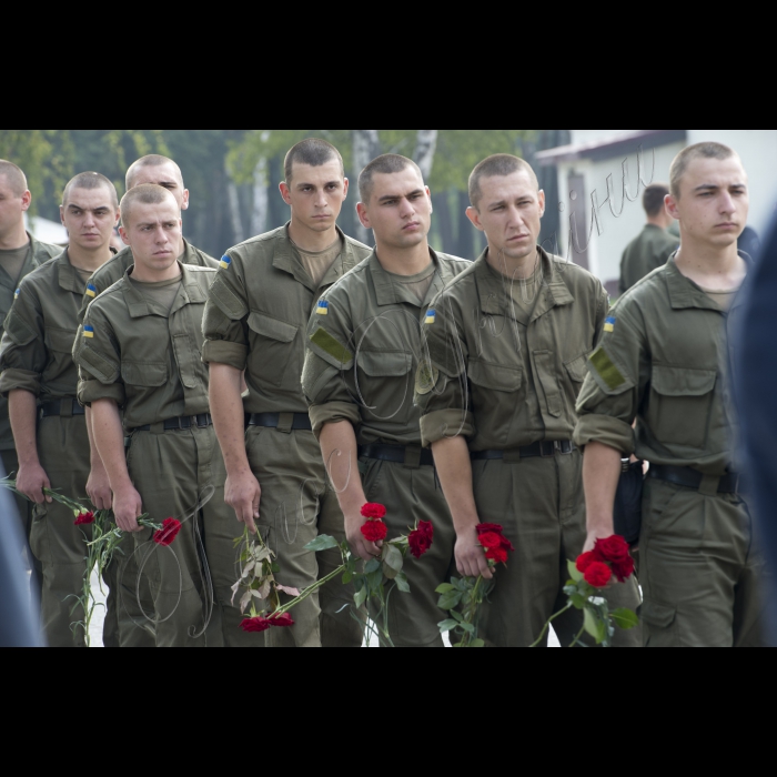 03 вересня 2015
Голова ВР України Володимир Гройсман взяв участь у церемонії прощання із військовослужбовцями Дмитром Сластніковим та Олександром Костиною, які загинули від отриманих поранень під час сутичок під будівлею Верховної Ради України 31 серпня (військова частина №3027 Національної гвардії України, с. Нові Петрівці).
