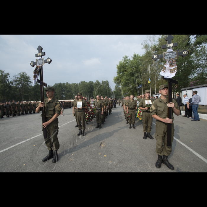 03 вересня 2015
Голова ВР України Володимир Гройсман взяв участь у церемонії прощання із військовослужбовцями Дмитром Сластніковим та Олександром Костиною, які загинули від отриманих поранень під час сутичок під будівлею Верховної Ради України 31 серпня (військова частина №3027 Національної гвардії України, с. Нові Петрівці).
