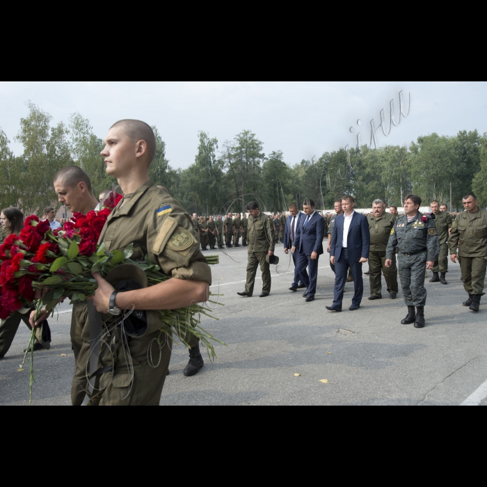 03 вересня 2015
Голова ВР України Володимир Гройсман взяв участь у церемонії прощання із військовослужбовцями Дмитром Сластніковим та Олександром Костиною, які загинули від отриманих поранень під час сутичок під будівлею Верховної Ради України 31 серпня (військова частина №3027 Національної гвардії України, с. Нові Петрівці).
