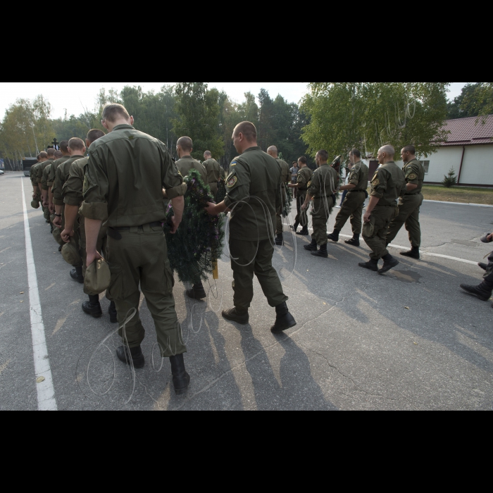 03 вересня 2015
Голова ВР України Володимир Гройсман взяв участь у церемонії прощання із військовослужбовцями Дмитром Сластніковим та Олександром Костиною, які загинули від отриманих поранень під час сутичок під будівлею Верховної Ради України 31 серпня (військова частина №3027 Національної гвардії України, с. Нові Петрівці).
