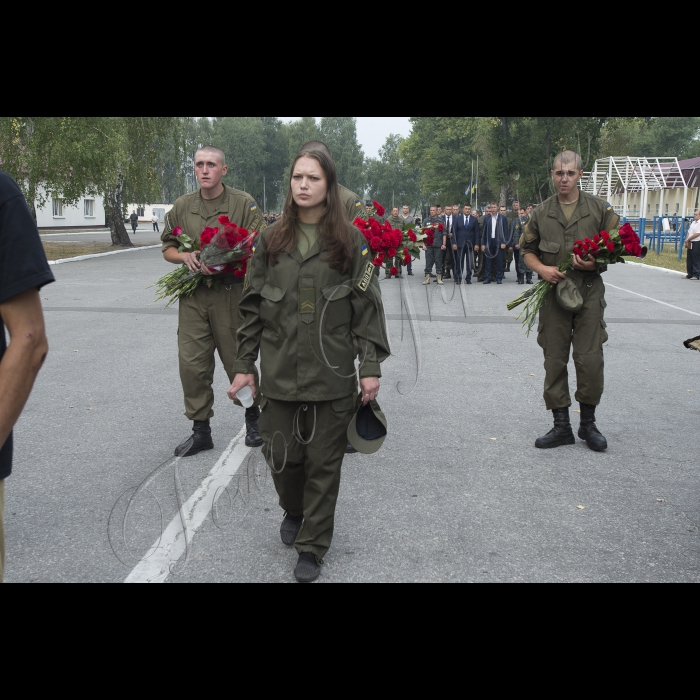 03 вересня 2015
Голова ВР України Володимир Гройсман взяв участь у церемонії прощання із військовослужбовцями Дмитром Сластніковим та Олександром Костиною, які загинули від отриманих поранень під час сутичок під будівлею Верховної Ради України 31 серпня (військова частина №3027 Національної гвардії України, с. Нові Петрівці).
