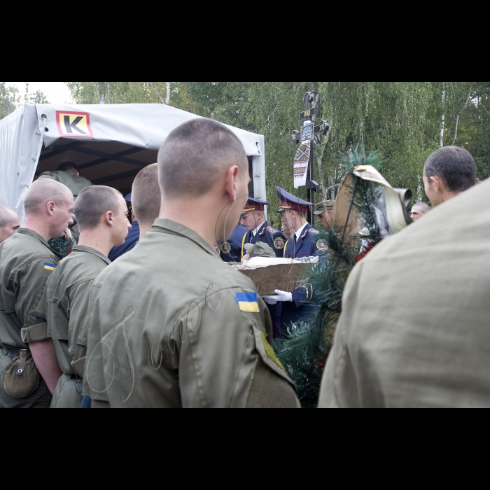 03 вересня 2015
Голова ВР України Володимир Гройсман взяв участь у церемонії прощання із військовослужбовцями Дмитром Сластніковим та Олександром Костиною, які загинули від отриманих поранень під час сутичок під будівлею Верховної Ради України 31 серпня (військова частина №3027 Національної гвардії України, с. Нові Петрівці).
