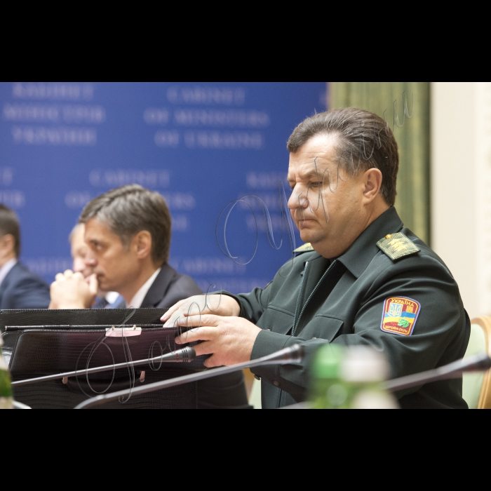 08 вересня 2015
Голова ВР України Володимир Гройсман, Президент України Петро Порошенко взяли участь у розширеному засіданні Кабінету міністрів України.
На передньому плані  міністр оборони України Степан Полторак