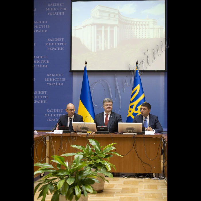 08 вересня 2015
Голова ВР України Володимир Гройсман, Президент України Петро Порошенко взяли участь у розширеному засіданні Кабінету міністрів України.
