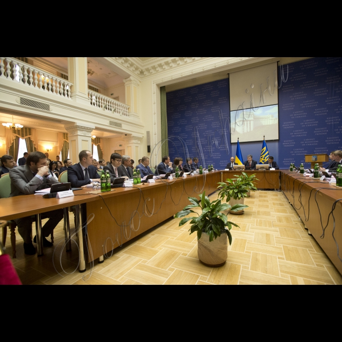 08 вересня 2015
Голова ВР України Володимир Гройсман, Президент України Петро Порошенко взяли участь у розширеному засіданні Кабінету міністрів України.
