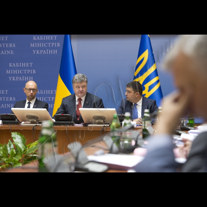 08 вересня 2015
Голова ВР України Володимир Гройсман, Президент України Петро Порошенко взяли участь у розширеному засіданні Кабінету міністрів України.
