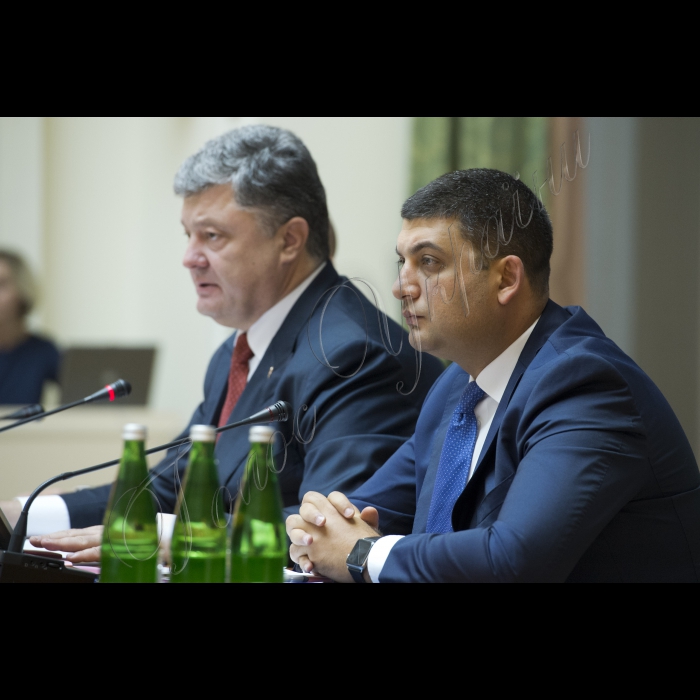 08 вересня 2015
Голова ВР України Володимир Гройсман, Президент України Петро Порошенко взяли участь у розширеному засіданні Кабінету міністрів України.
