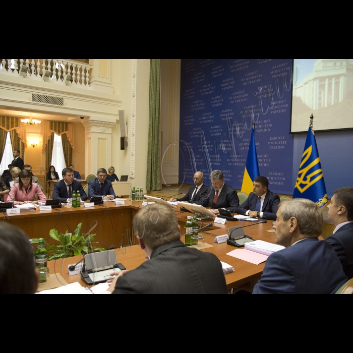 08 вересня 2015
Голова ВР України Володимир Гройсман, Президент України Петро Порошенко взяли участь у розширеному засіданні Кабінету міністрів України.
