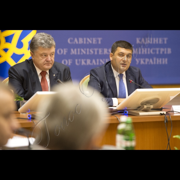 08 вересня 2015
Голова ВР України Володимир Гройсман, Президент України Петро Порошенко взяли участь у розширеному засіданні Кабінету міністрів України.
