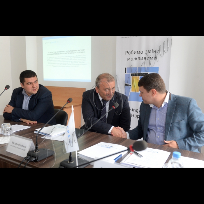 9 вересня 2015
 Відбулася перша публічна консультація Міжнародного центру перспективних досліджень у рамках проекту «Аналіз якості проведених реформ та їх міжсекторального впливу» на тему: «Реформа децентралізації: аналіз державних рішень», метою якого є виявити міжсекторальний вплив реформи на державне управління, місцеві фінанси та самоврядування, а також розробити рекомендації щодо корекції вироблення рішень у випадку виявлення проблем. Питання: Основні державні рішення щодо децентралізації: успіхи та провали влади; Яким має бути конституційний процес в Україні?
Аналітик Міжнародного центру перспективних досліджень Анатолій Октисюк 