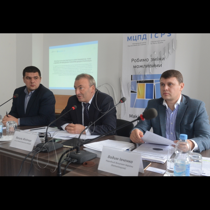 9 вересня 2015
 Відбулася перша публічна консультація Міжнародного центру перспективних досліджень у рамках проекту «Аналіз якості проведених реформ та їх міжсекторального впливу» на тему: «Реформа децентралізації: аналіз державних рішень», метою якого є виявити міжсекторальний вплив реформи на державне управління, місцеві фінанси та самоврядування, а також розробити рекомендації щодо корекції вироблення рішень у випадку виявлення проблем. Питання: Основні державні рішення щодо децентралізації: успіхи та провали влади; Яким має бути конституційний процес в Україні?
Аналітик Міжнародного центру перспективних досліджень Анатолій Октисюк 