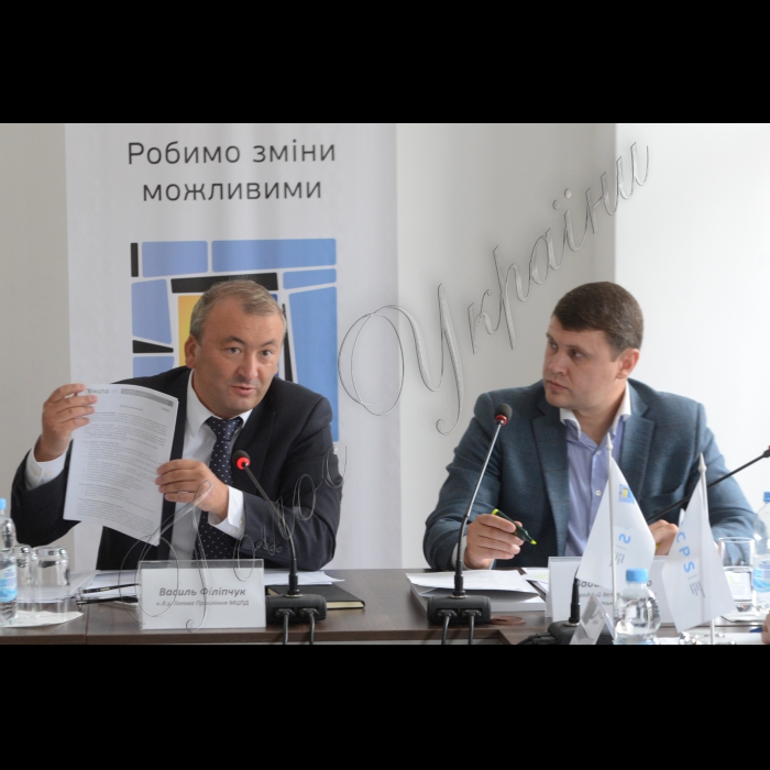 9 вересня 2015
 Відбулася перша публічна консультація Міжнародного центру перспективних досліджень у рамках проекту «Аналіз якості проведених реформ та їх міжсекторального впливу» на тему: «Реформа децентралізації: аналіз державних рішень», метою якого є виявити міжсекторальний вплив реформи на державне управління, місцеві фінанси та самоврядування, а також розробити рекомендації щодо корекції вироблення рішень у випадку виявлення проблем. Питання: Основні державні рішення щодо децентралізації: успіхи та провали влади; Яким має бути конституційний процес в Україні?
Голова правління Міжнародного центру перспективних досліджень Василь Філіпчук та народний депутат України Вадим Івченко (зліва направо)