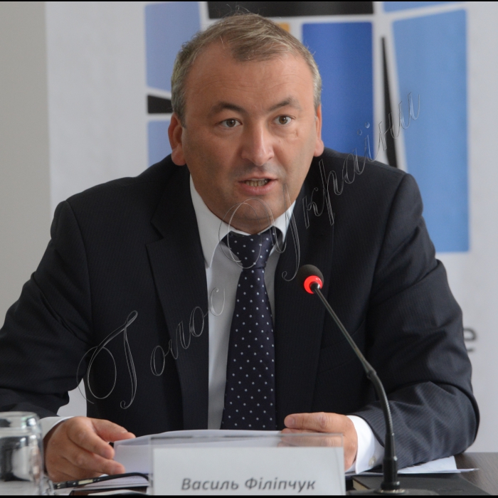 9 вересня 2015
 Відбулася перша публічна консультація Міжнародного центру перспективних досліджень у рамках проекту «Аналіз якості проведених реформ та їх міжсекторального впливу» на тему: «Реформа децентралізації: аналіз державних рішень», метою якого є виявити міжсекторальний вплив реформи на державне управління, місцеві фінанси та самоврядування, а також розробити рекомендації щодо корекції вироблення рішень у випадку виявлення проблем. Питання: Основні державні рішення щодо децентралізації: успіхи та провали влади; Яким має бути конституційний процес в Україні?
