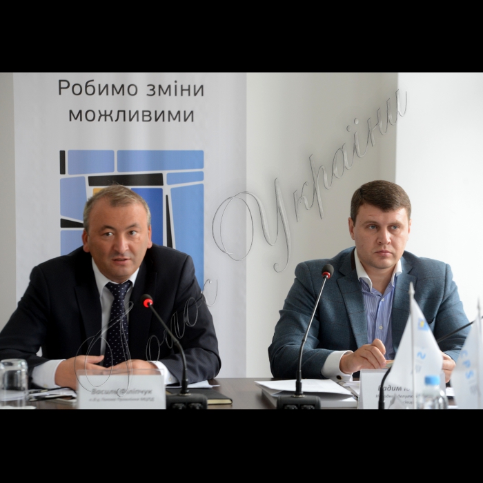 9 вересня 2015
 Відбулася перша публічна консультація Міжнародного центру перспективних досліджень у рамках проекту «Аналіз якості проведених реформ та їх міжсекторального впливу» на тему: «Реформа децентралізації: аналіз державних рішень», метою якого є виявити міжсекторальний вплив реформи на державне управління, місцеві фінанси та самоврядування, а також розробити рекомендації щодо корекції вироблення рішень у випадку виявлення проблем. Питання: Основні державні рішення щодо децентралізації: успіхи та провали влади; Яким має бути конституційний процес в Україні?
Голова правління Міжнародного центру перспективних досліджень Василь Філіпчук та народний депутат України Вадим Івченко (зліва направо)