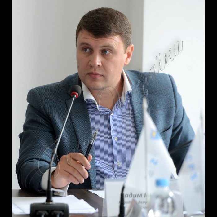 9 вересня 2015
 Відбулася перша публічна консультація Міжнародного центру перспективних досліджень у рамках проекту «Аналіз якості проведених реформ та їх міжсекторального впливу» на тему: «Реформа децентралізації: аналіз державних рішень», метою якого є виявити міжсекторальний вплив реформи на державне управління, місцеві фінанси та самоврядування, а також розробити рекомендації щодо корекції вироблення рішень у випадку виявлення проблем. Питання: Основні державні рішення щодо децентралізації: успіхи та провали влади; Яким має бути конституційний процес в Україні?
Народний депутат України Вадим Івченко