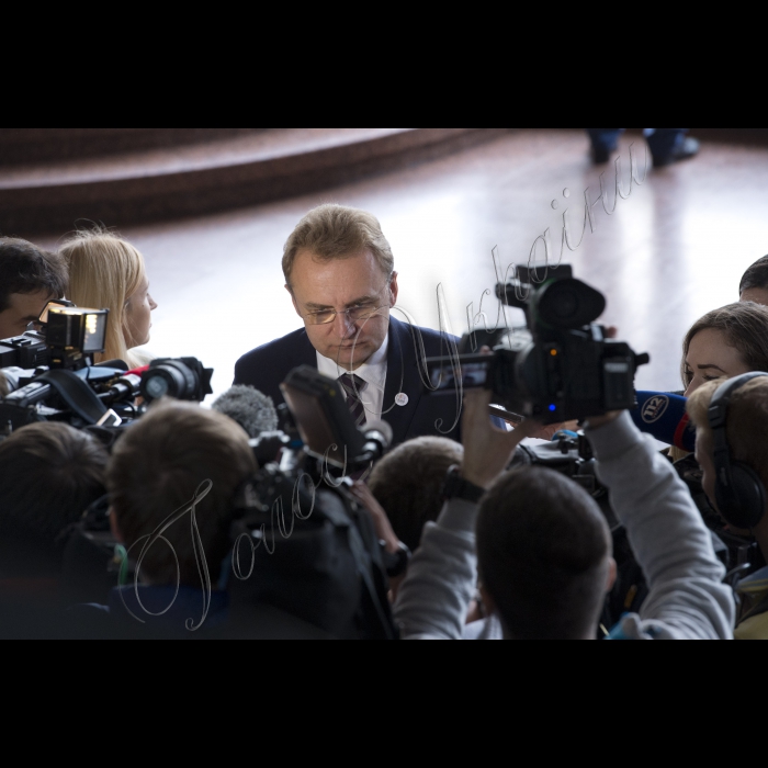 Голова ВР України Володимир Гройсман, Президент Укрїани Петро Порошенко взяли участь у засіданні Ради Регіонального розвитку.
Андрій Садовий