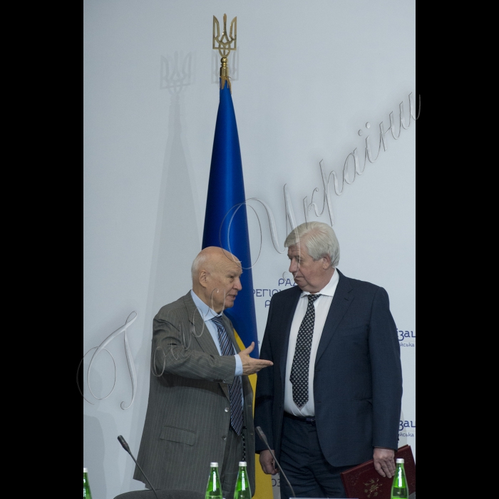 Голова ВР України Володимир Гройсман, Президент Укрїани Петро Порошенко взяли участь у засіданні Ради Регіонального розвитку.
Володимир Горбулін, Віктор Шокін