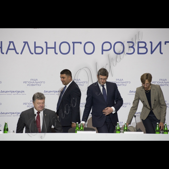 Голова ВР України Володимир Гройсман, Президент Укрїани Петро Порошенко взяли участь у засіданні Ради Регіонального розвитку