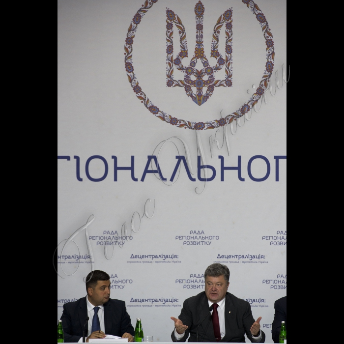 Голова ВР України Володимир Гройсман, Президент Укрїани Петро Порошенко взяли участь у засіданні Ради Регіонального розвитку