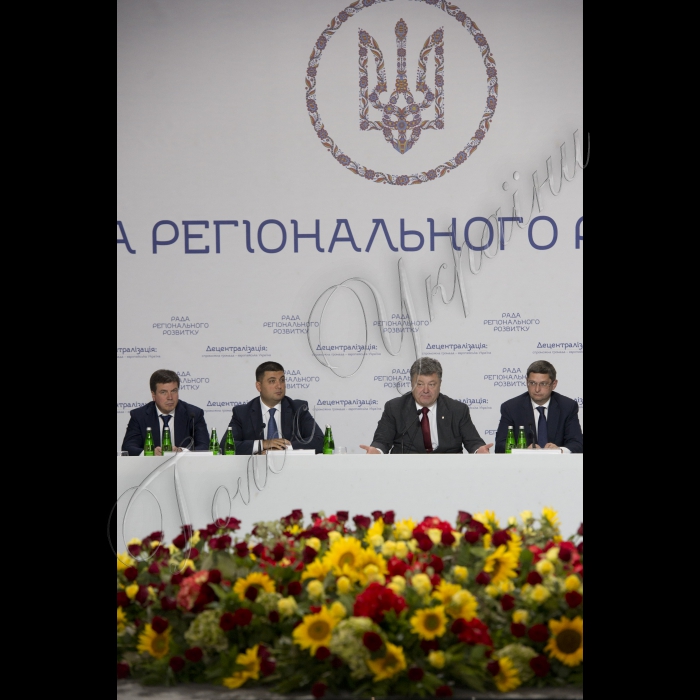 Голова ВР України Володимир Гройсман, Президент Укрїани Петро Порошенко взяли участь у засіданні Ради Регіонального розвитку.
(зліва направо) віце-прем’єр-міністр України міністр регіонального розвитку будівництва та житлово-комунального господарства Геннадій Зубко, Голова ВР України Володимир Гройсман, Президент України Петро Порошенко, Перший заступник Глави Адміністрації Президента Віталій Ковальчук