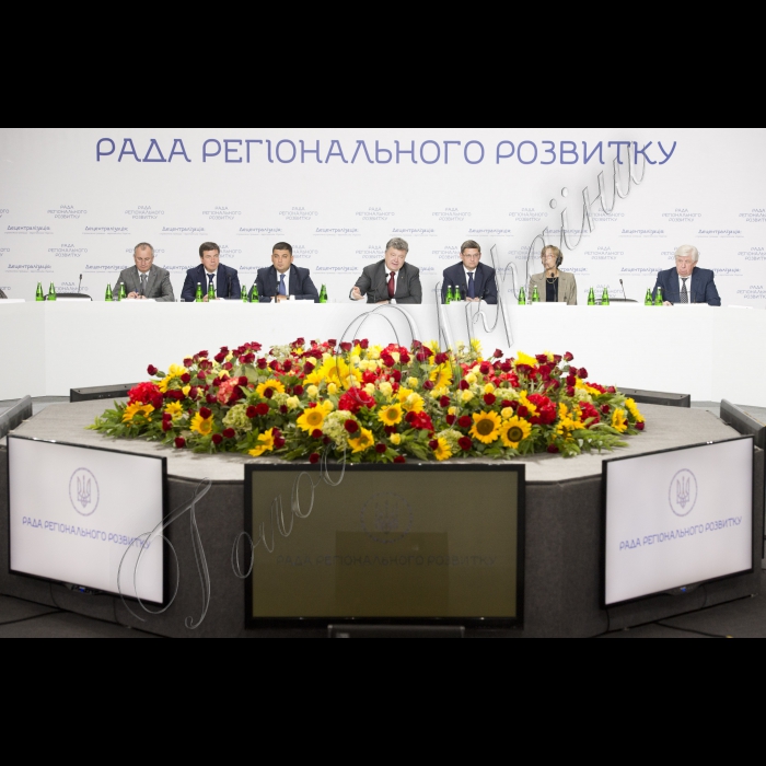 Голова ВР України Володимир Гройсман, Президент Укрїани Петро Порошенко взяли участь у засіданні Ради Регіонального розвитку