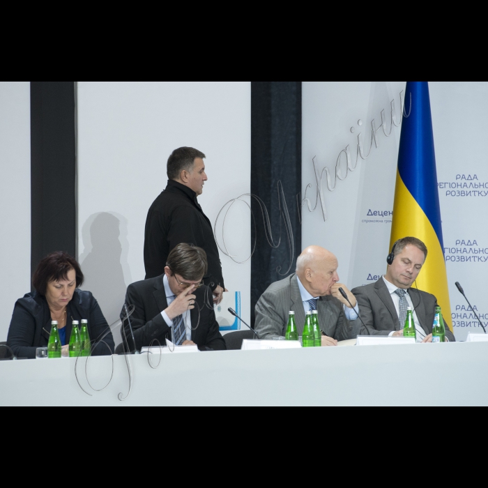 Голова ВР України Володимир Гройсман, Президент Укрїани Петро Порошенко взяли участь у засіданні Ради Регіонального розвитку