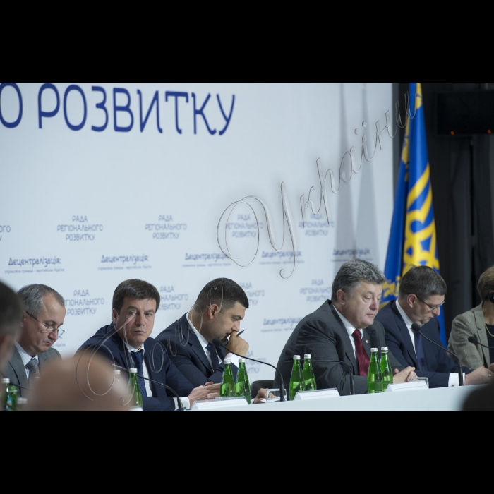 Голова ВР України Володимир Гройсман, Президент Укрїани Петро Порошенко взяли участь у засіданні Ради Регіонального розвитку
