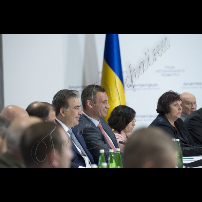 Голова ВР України Володимир Гройсман, Президент Укрїани Петро Порошенко взяли участь у засіданні Ради Регіонального розвитку.
Міхаїл Саакашвілі, Віталій Кличко