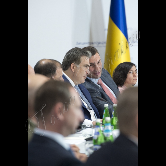 Голова ВР України Володимир Гройсман, Президент Укрїани Петро Порошенко взяли участь у засіданні Ради Регіонального розвитку.
Міхаїл Саакашвілі, Віталій Кличко
