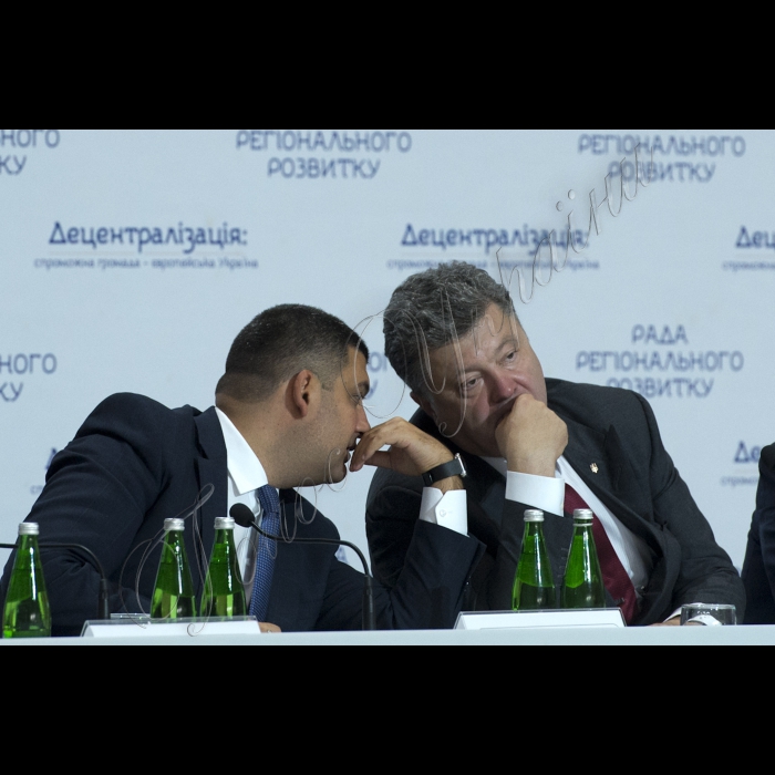 Голова ВР України Володимир Гройсман, Президент Укрїани Петро Порошенко взяли участь у засіданні Ради Регіонального розвитку