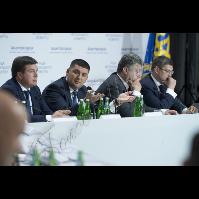 Голова ВР України Володимир Гройсман, Президент Укрїани Петро Порошенко взяли участь у засіданні Ради Регіонального розвитку.
(зліва направо) віце-прем’єр-міністр України міністр регіонального розвитку будівництва та житлово-комунального господарства Геннадій Зубко, Голова ВР України Володимир Гройсман, Президент України Петро Порошенко, Перший заступник Глави Адміністрації Президента Віталій Ковальчук
