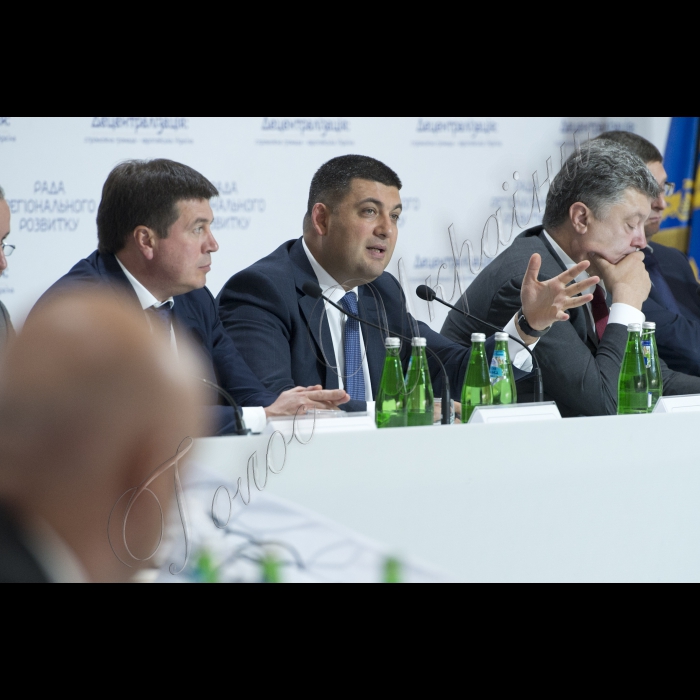 Голова ВР України Володимир Гройсман, Президент Укрїани Петро Порошенко взяли участь у засіданні Ради Регіонального розвитку.
(зліва направо) віце-прем’єр-міністр України міністр регіонального розвитку будівництва та житлово-комунального господарства Геннадій Зубко, Голова ВР України Володимир Гройсман, Президент України Петро Порошенко, Перший заступник Глави Адміністрації Президента Віталій Ковальчук