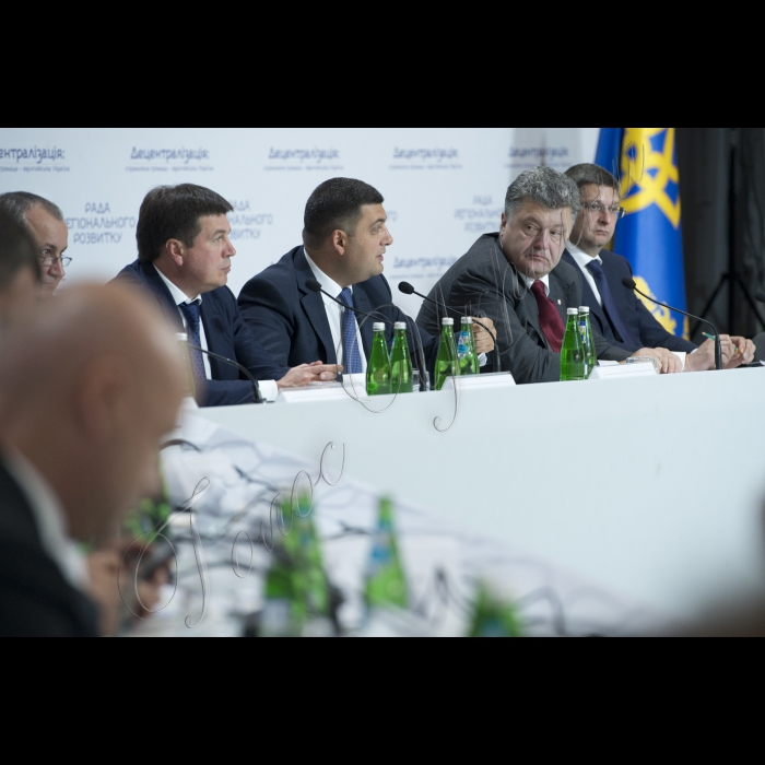 Голова ВР України Володимир Гройсман, Президент Укрїани Петро Порошенко взяли участь у засіданні Ради Регіонального розвитку.
(зліва направо) віце-прем’єр-міністр України міністр регіонального розвитку будівництва та житлово-комунального господарства Геннадій Зубко, Голова ВР України Володимир Гройсман, Президент України Петро Порошенко, Перший заступник Глави Адміністрації Президента Віталій Ковальчук