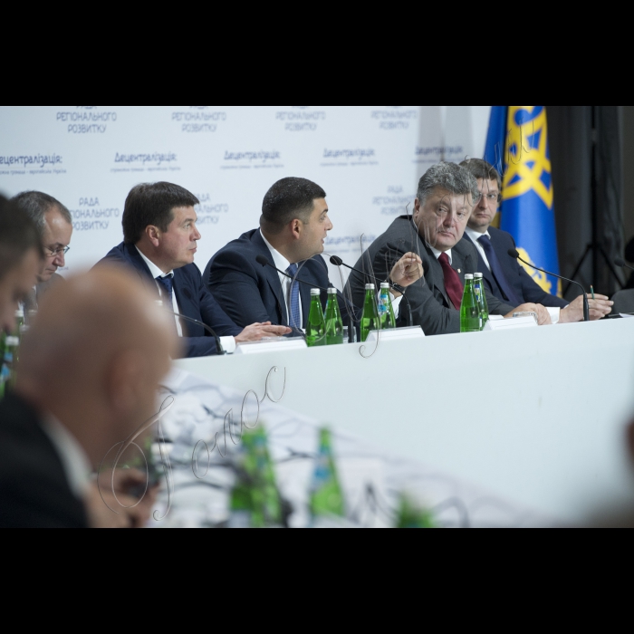 Голова ВР України Володимир Гройсман, Президент Укрїани Петро Порошенко взяли участь у засіданні Ради Регіонального розвитку.
(зліва направо) віце-прем’єр-міністр України міністр регіонального розвитку будівництва та житлово-комунального господарства Геннадій Зубко, Голова ВР України Володимир Гройсман, Президент України Петро Порошенко, Перший заступник Глави Адміністрації Президента Віталій Ковальчук