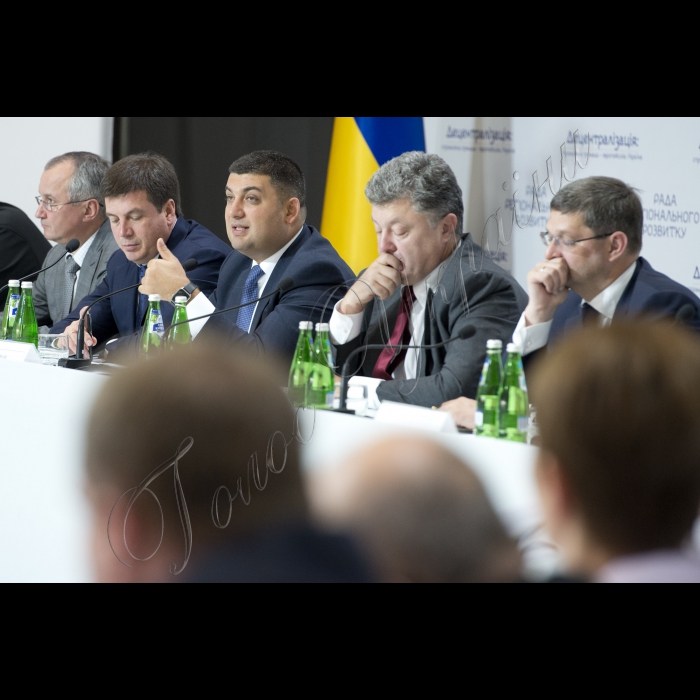 Голова ВР України Володимир Гройсман, Президент Укрїани Петро Порошенко взяли участь у засіданні Ради Регіонального розвитку.
(зліва направо) віце-прем’єр-міністр України міністр регіонального розвитку будівництва та житлово-комунального господарства Геннадій Зубко, Голова ВР України Володимир Гройсман, Президент України Петро Порошенко, Перший заступник Глави Адміністрації Президента Віталій Ковальчук