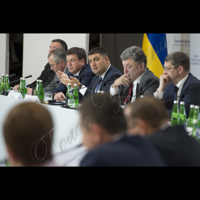 Голова ВР України Володимир Гройсман, Президент Укрїани Петро Порошенко взяли участь у засіданні Ради Регіонального розвитку.
(зліва направо) віце-прем’єр-міністр України міністр регіонального розвитку будівництва та житлово-комунального господарства Геннадій Зубко, Голова ВР України Володимир Гройсман, Президент України Петро Порошенко, Перший заступник Глави Адміністрації Президента Віталій Ковальчук