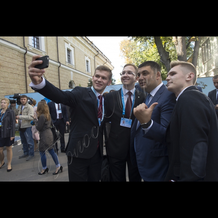 11 вересня 2015
Голова Верховної Ради України Володимир Гройсман, Президент України Петро Порошенко взяли участь у відкритті 12-ї Щорічної зустрічі Ялтинської Європейської Стратегії.
