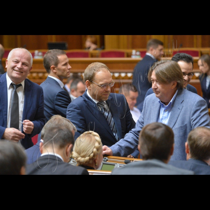 16 вересня 2015 року
Засідання Верховної Ради України.
Степан Кубів – БПП, Сергій Власенко, Олександр Абдулін – Батьківщина