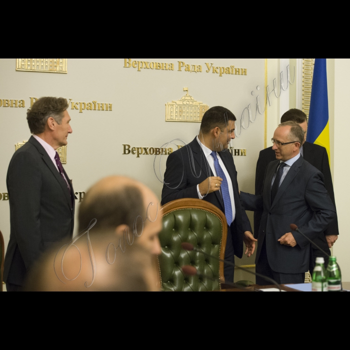 16 вересня 2015
Зустріч Голови Верховної Ради України Володимира Гройсмана з делегацією політико-безпекового комітету Європейського Союзу.
(зліва направо) Голова Політико-безпекового комітету Європейського Союзу, представник Королівства Бельгія Волтер Стівенс, Голова ВР України Володимир Гройсман, Голова Представництва Європейського Союзу в Україні Ян Томбінський