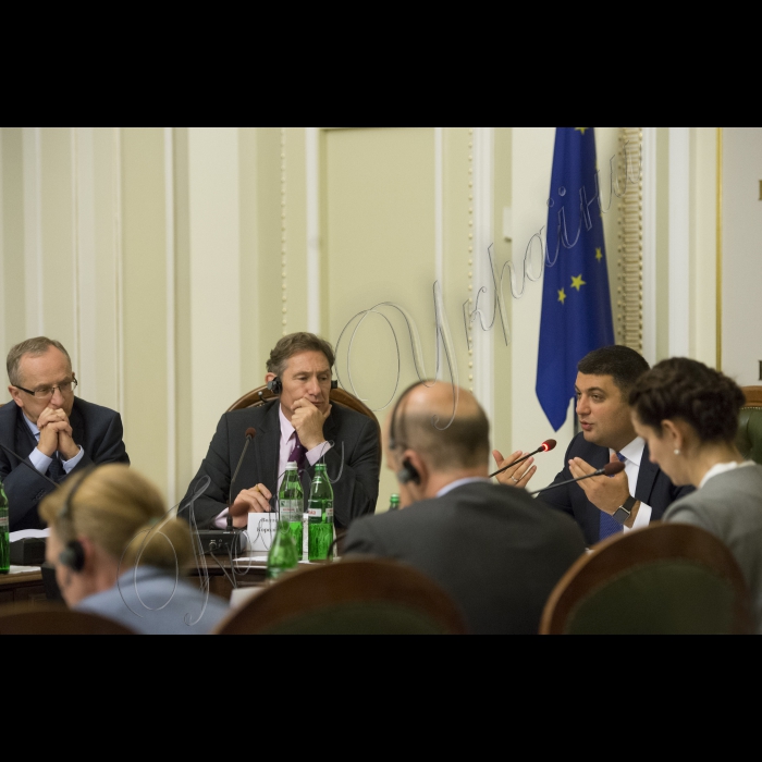 16 вересня 2015
Зустріч Голови Верховної Ради України Володимира Гройсмана з делегацією політико-безпекового комітету Європейського Союзу.
(зліва направо) Голова Представництва Європейського Союзу в Україні Ян Томбінський, Голова Верховної Ради України Володимир Гройсман, Голова Політико-безпекового комітету Європейського Союзу, представник Королівства Бельгія Волтер Стівенс