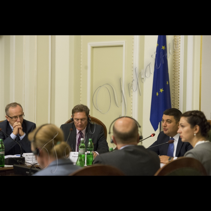 16 вересня 2015
Зустріч Голови Верховної Ради України Володимира Гройсмана з делегацією політико-безпекового комітету Європейського Союзу.
(зліва направо) Голова Представництва Європейського Союзу в Україні Ян Томбінський, Голова Верховної Ради України Володимир Гройсман, Голова Політико-безпекового комітету Європейського Союзу, представник Королівства Бельгія Волтер Стівенс, Голова комітету Верховної Ради України у закордонних справах Ганна Гопко